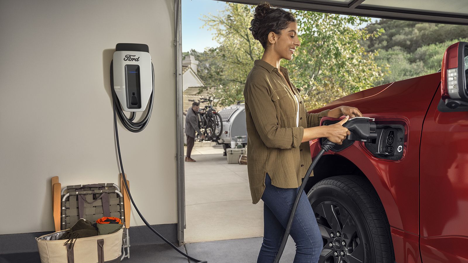 Για να επωφεληθούν από τις λύσεις Ford Intelligent Backup Power και μελλοντικές λύσεις διαχείρισης ενέργειας, οι πελάτες πρέπει να εξοπλίσουν το σπίτι τους με το Ford Charge Station Pro και το Home In